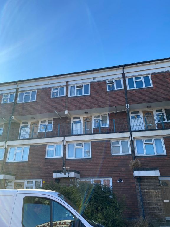 Property photo 1 of 1 2 Bed Flat To Rent Hindhead Gardens, Northolt Ub5