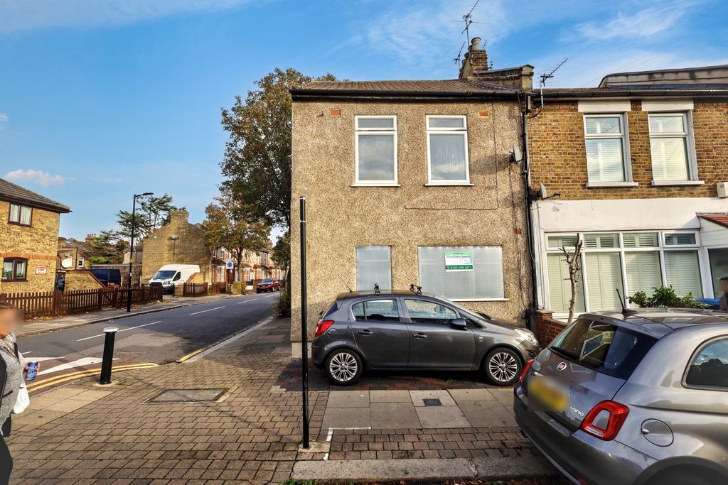 Property photo 2 of 22 69 Town Road London, N9 0Sj