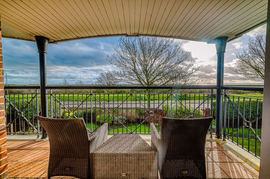 Property photo 2 of 31 Picture No. 32