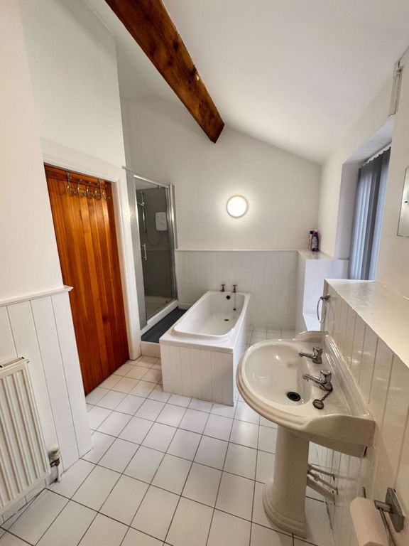 Property photo 3 of 17 Bathroom