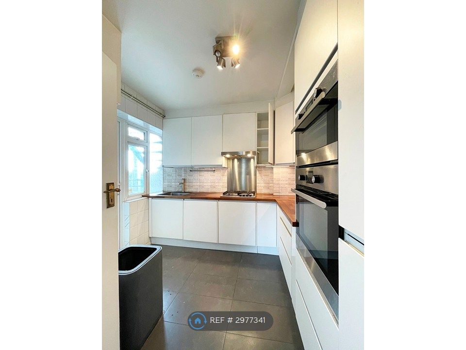 Property photo 2 of 11 Kitchen