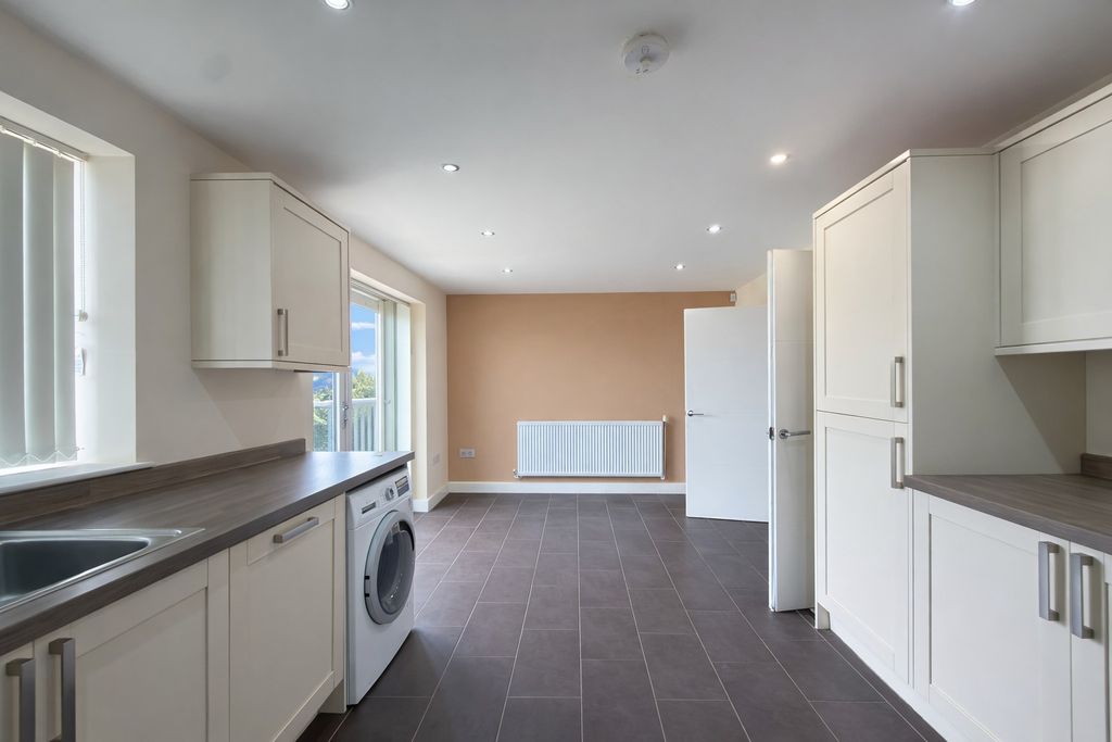 Property photo 3 of 27