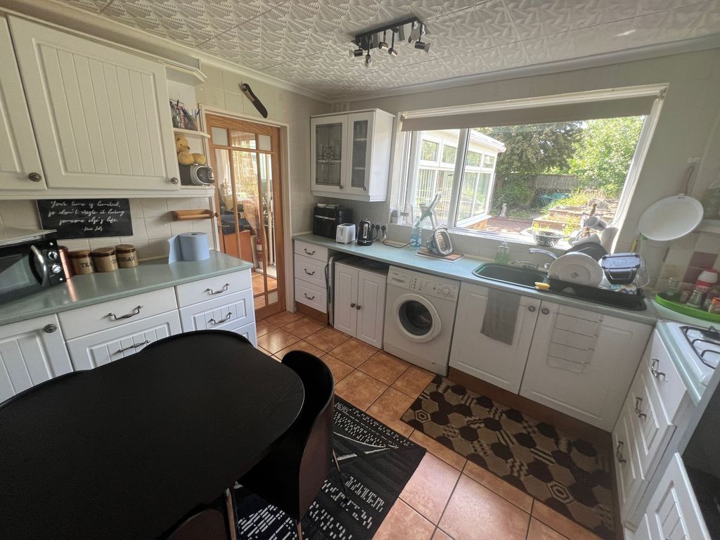 Property photo 3 of 11 Kitchen