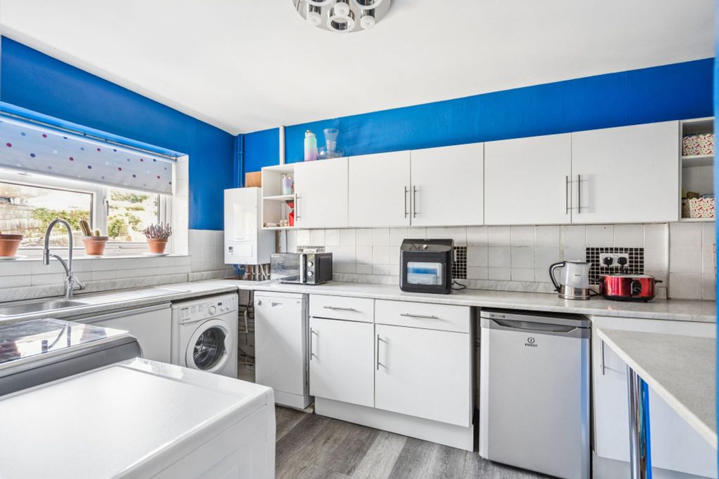 Property photo 3 of 14 Kitchen