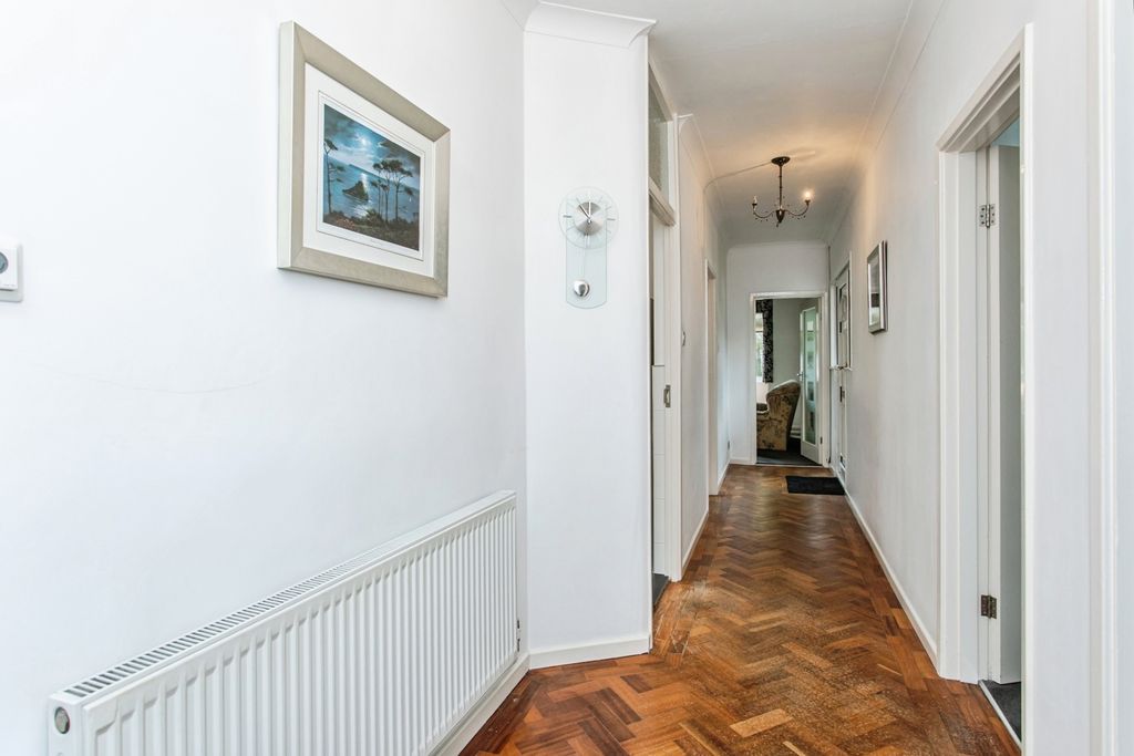 Property photo 2 of 18 Entrance Hall