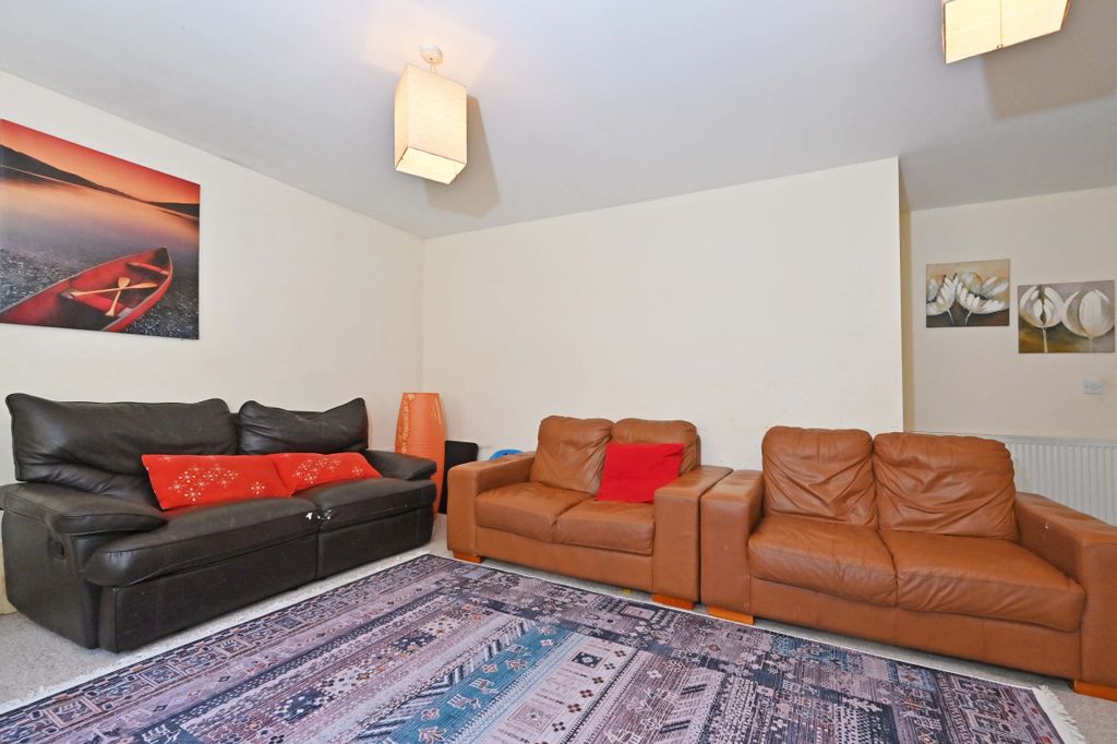 Property photo 3 of 18 Living Space
