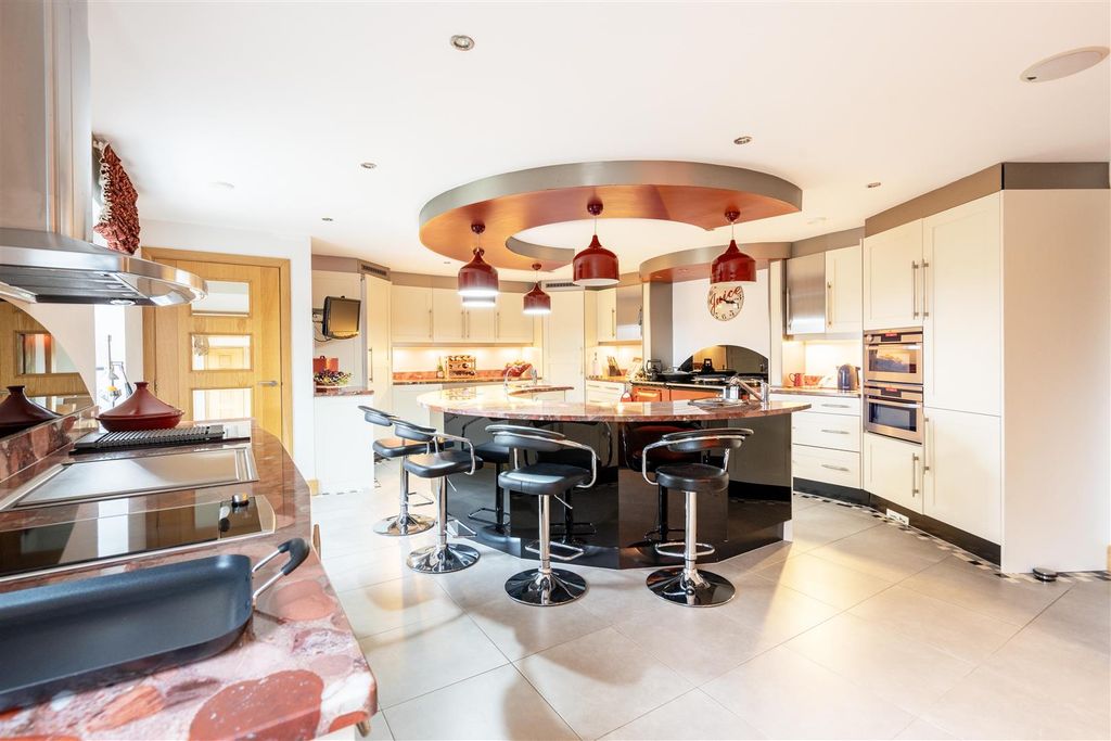 Property photo 3 of 12 Kitchen