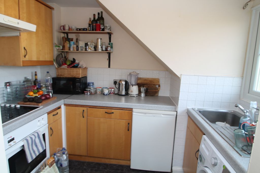 Property photo 3 of 11 Fitted Kitchen