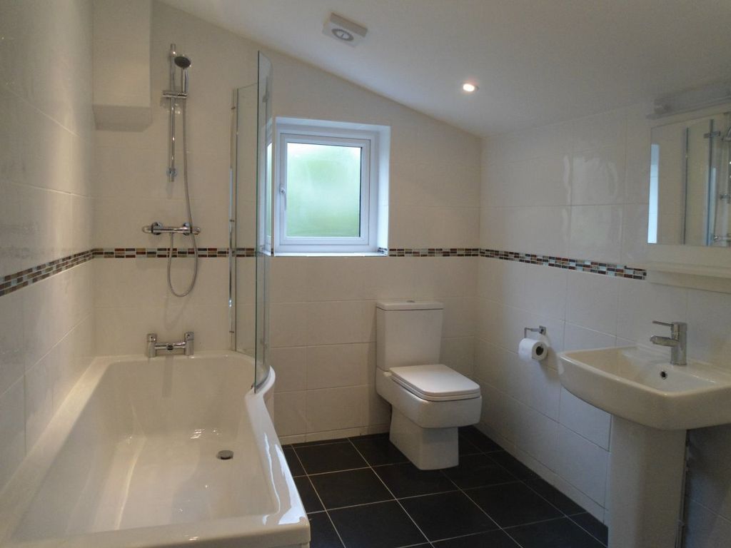Property photo 3 of 9 Bathroom