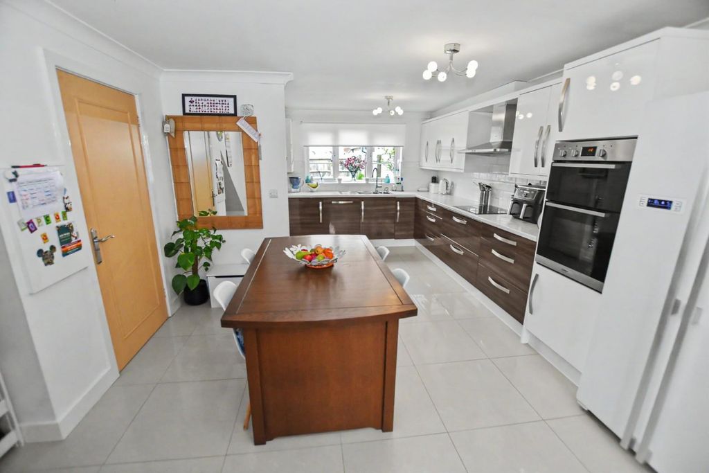 Property photo 2 of 26