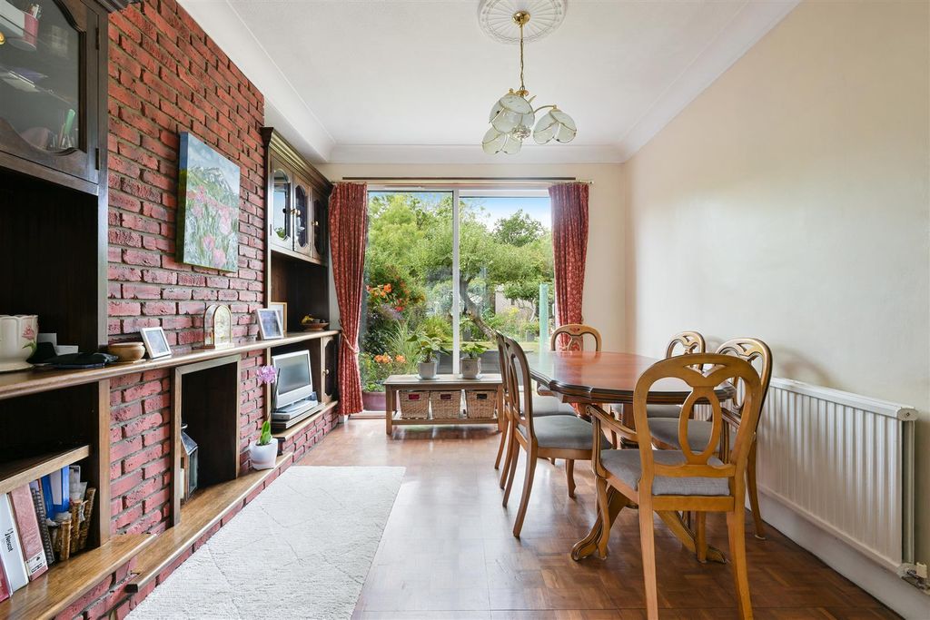 Property photo 3 of 14 Stoneleigh Avenue, 162- (7).Jpg