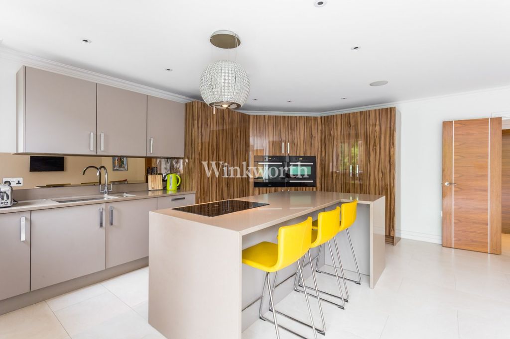Additional image 5 of 2 bed flat for saleBayview House, 20 Uplands Park Road, Enfield EN2