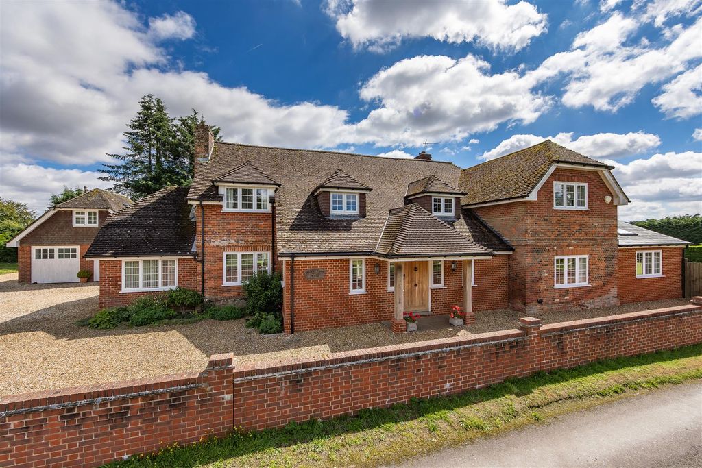 Property photo 1 of 14 Manor Farmhouse Popham So21 3Bj-10 (1).Jpg