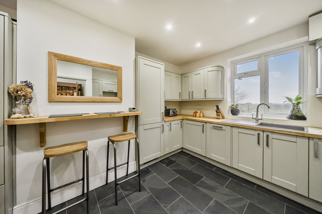 Property photo 3 of 9 1372757-8-690A2Be31dc6A