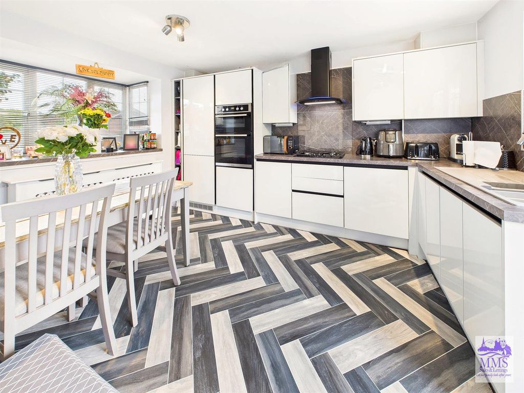 Property photo 2 of 21 Cam04098G0-Pr0121-Still006.Jpg