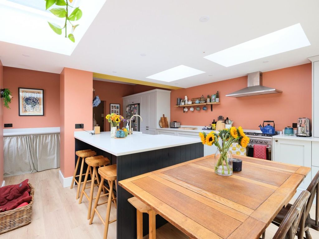 Property photo 3 of 27 Cnr55613-Highdale-Avenue.Jpg