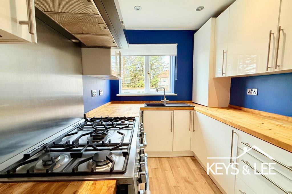 Property photo 2 of 14 4637372