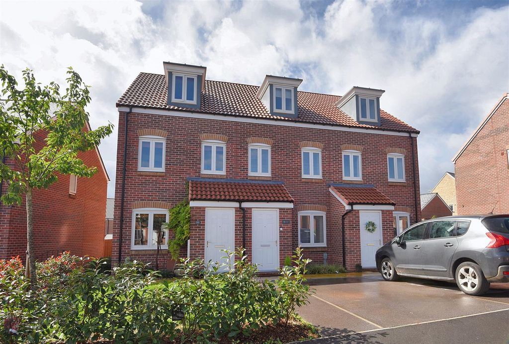 Property photo 1 of 10 Mid Terraced Home