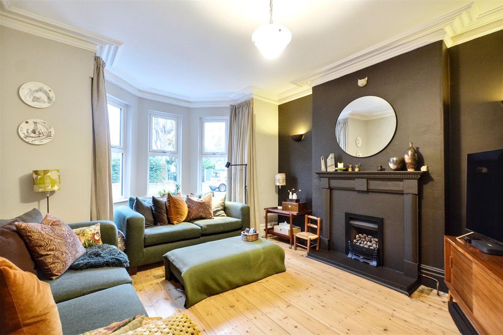 Property photo 2 of 37 Living Room