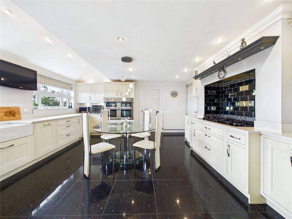 Property photo 3 of 37 Picture No. 24