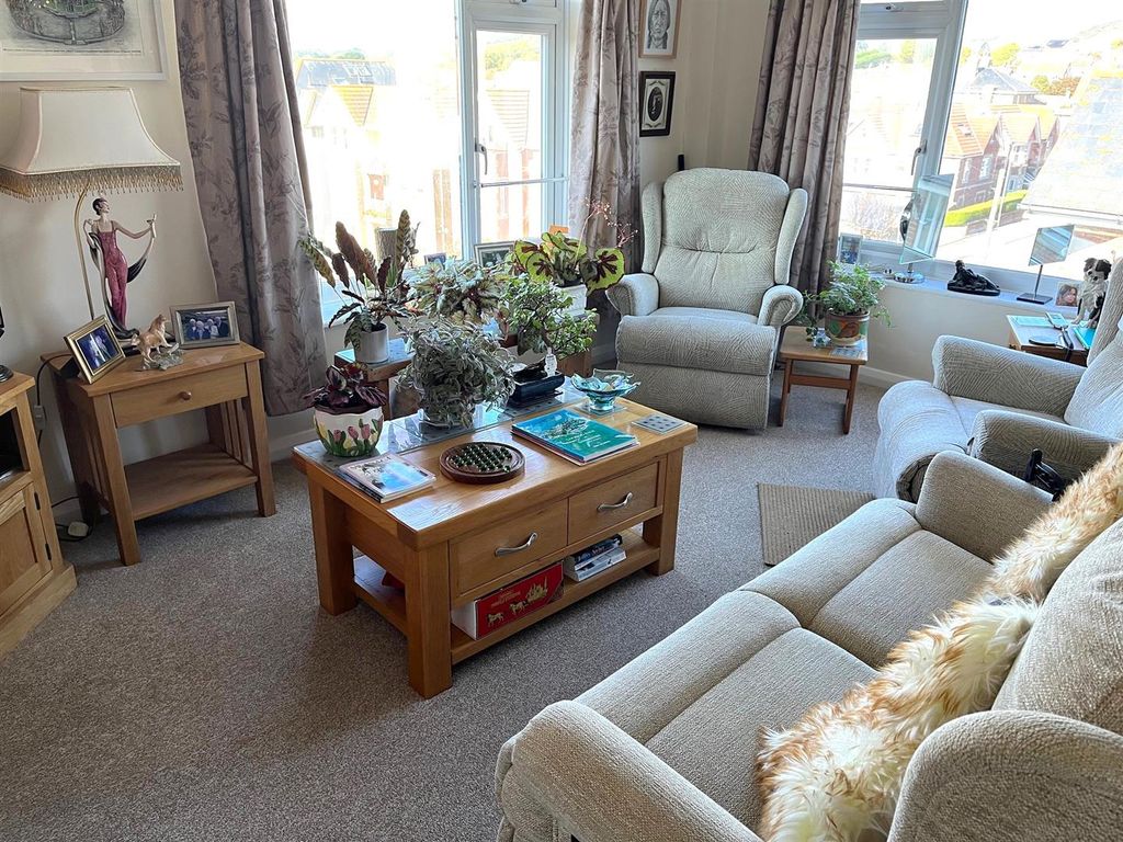 Property photo 2 of 11 4276 Lounge.Jpg