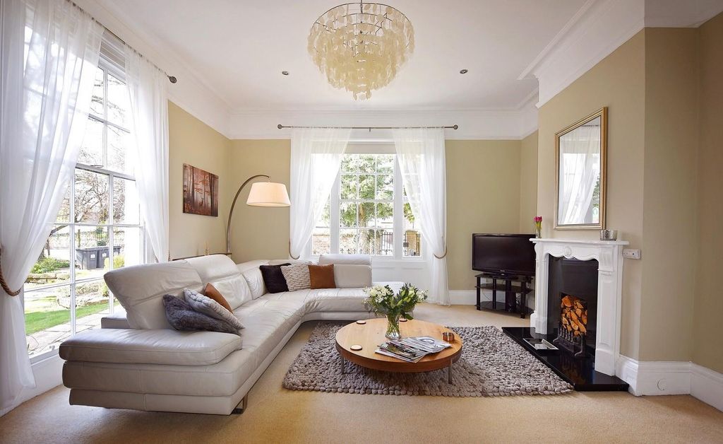 Property photo 2 of 20 Living Room