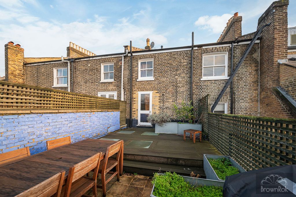 Property photo 2 of 11 W13