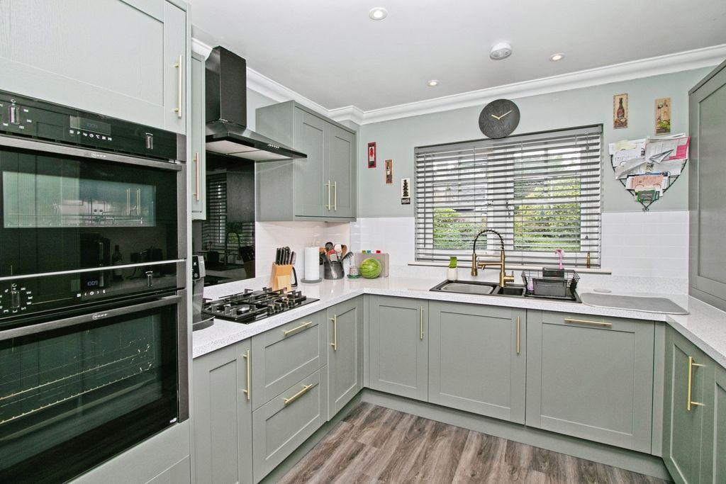 Property photo 3 of 16 Kitchen