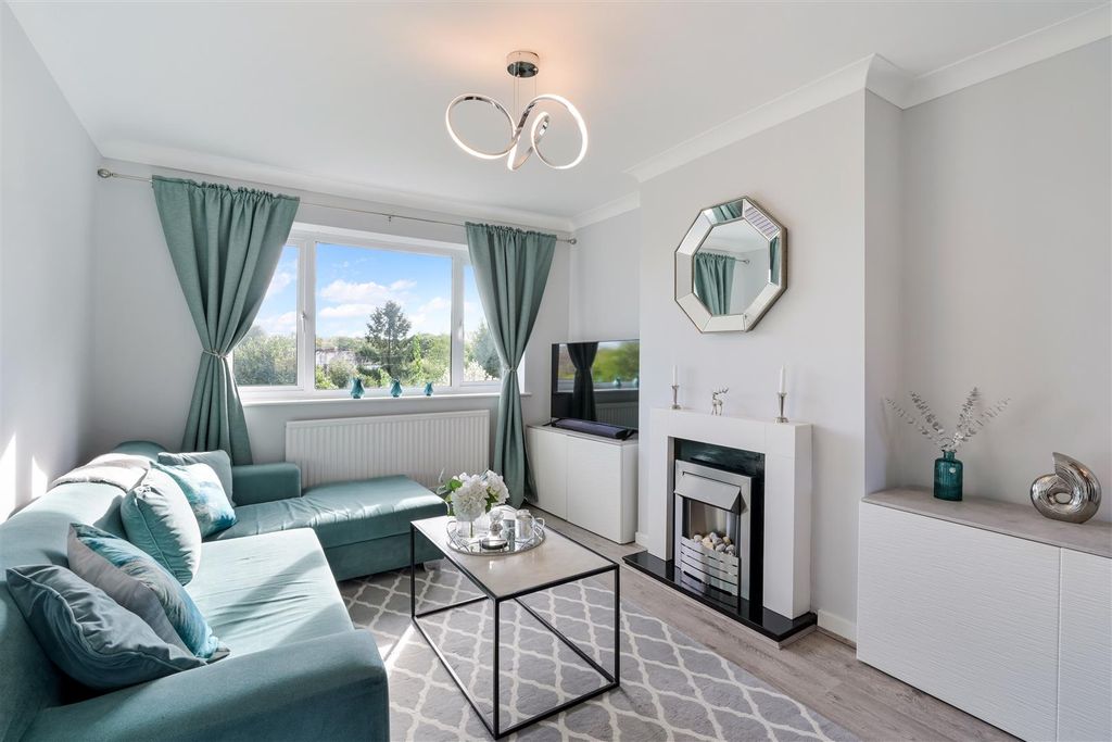 Property photo 3 of 15 Stamford Green Road