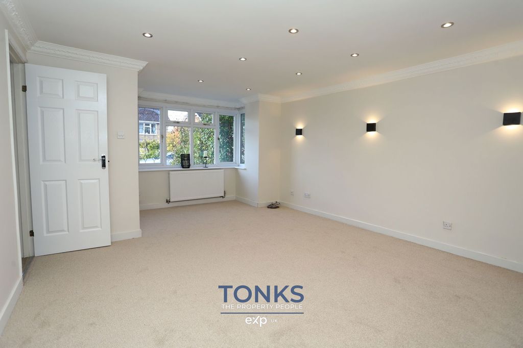 Property photo 2 of 27