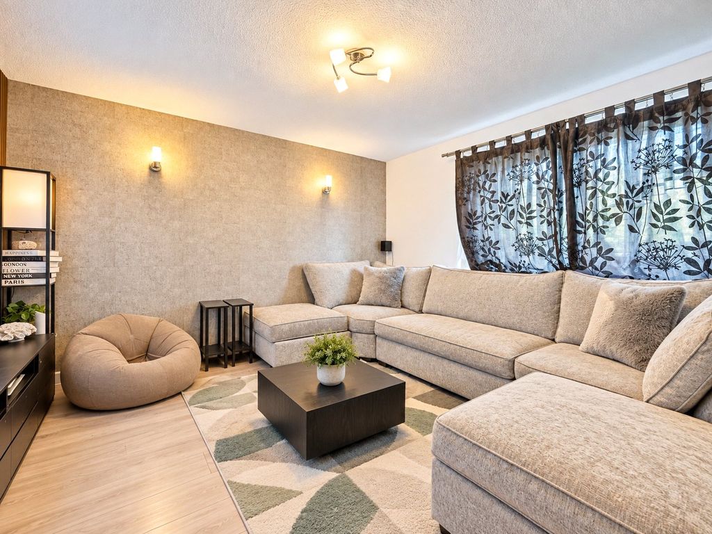Property photo 3 of 13 Lounge