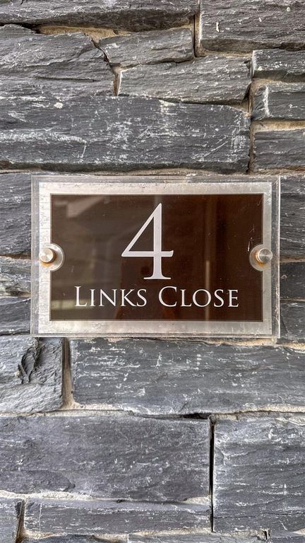Property photo 2 of 50 4 Links Close (59).Jpg