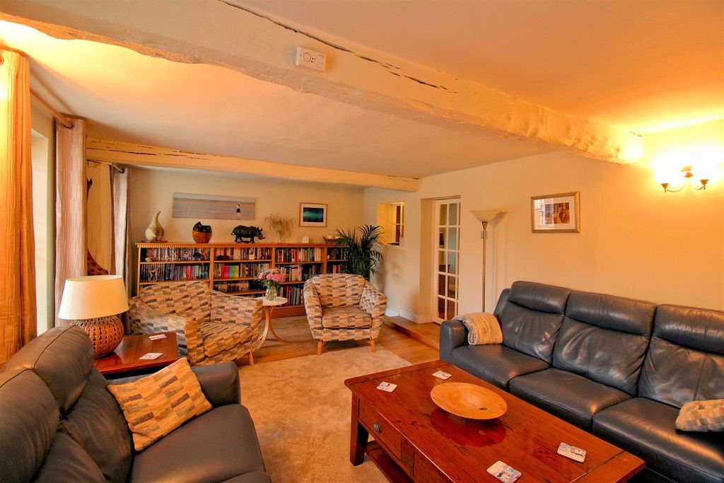 Property photo 3 of 30 Lounge