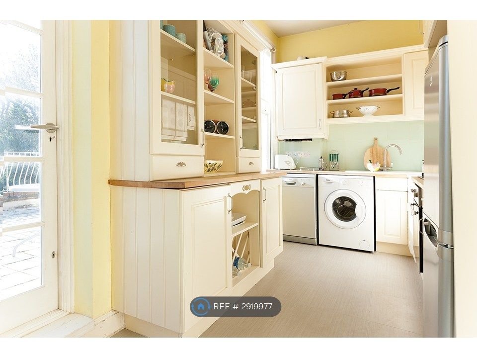 Property photo 3 of 10 Kitchen