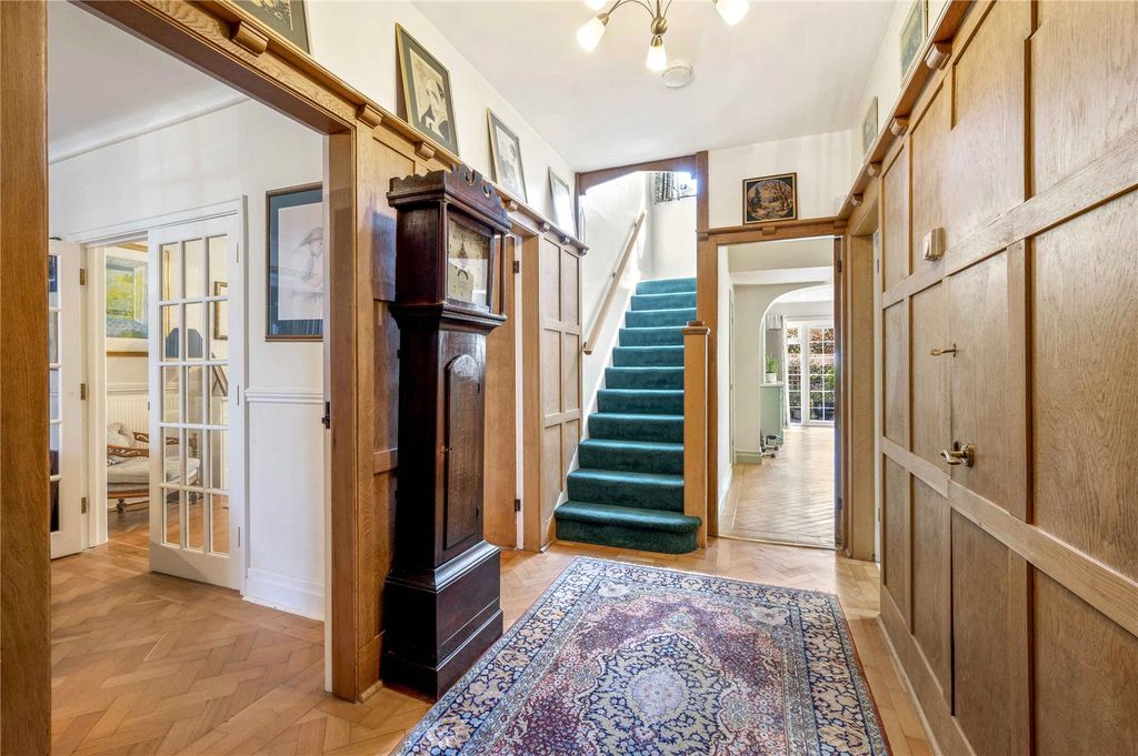 Property photo 3 of 18 Entrance Hall
