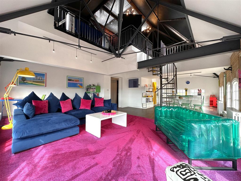 Property photo 2 of 27 Open-Plan Living Space 464