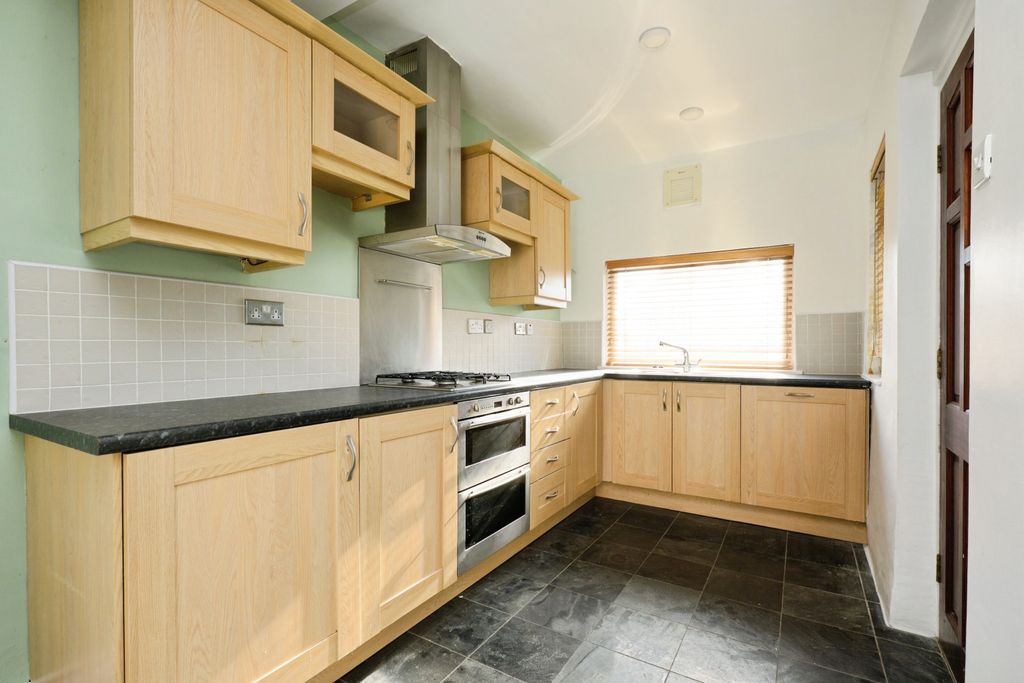 Property photo 2 of 31