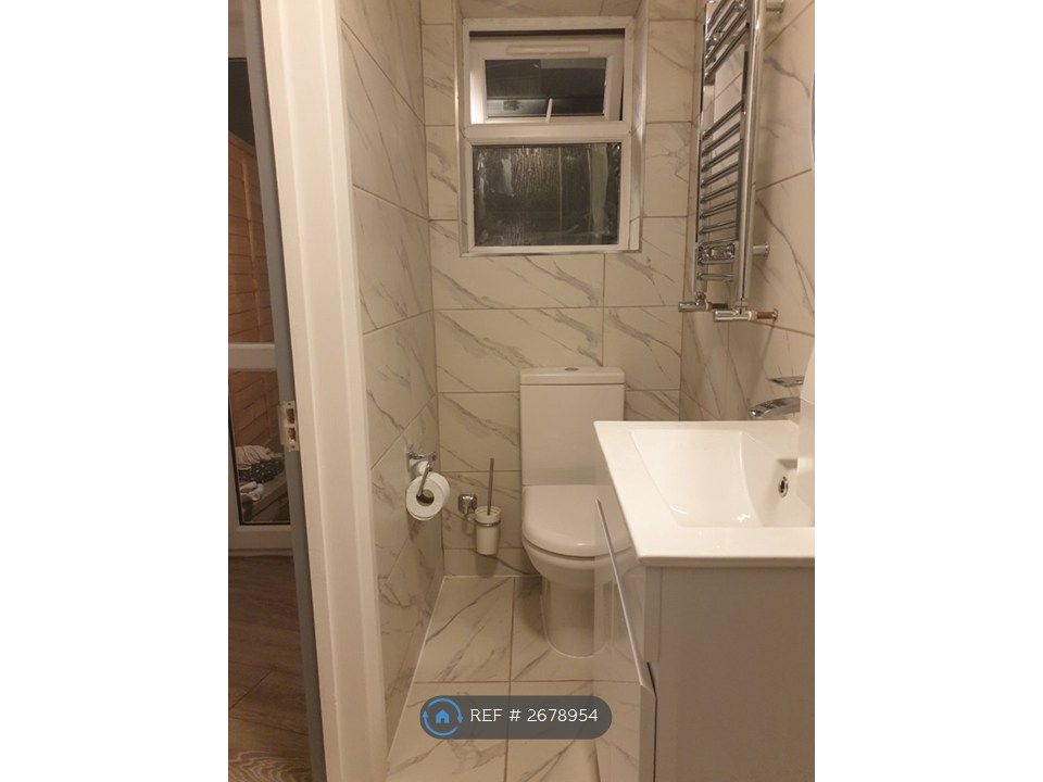 Property photo 3 of 14 Bathroom