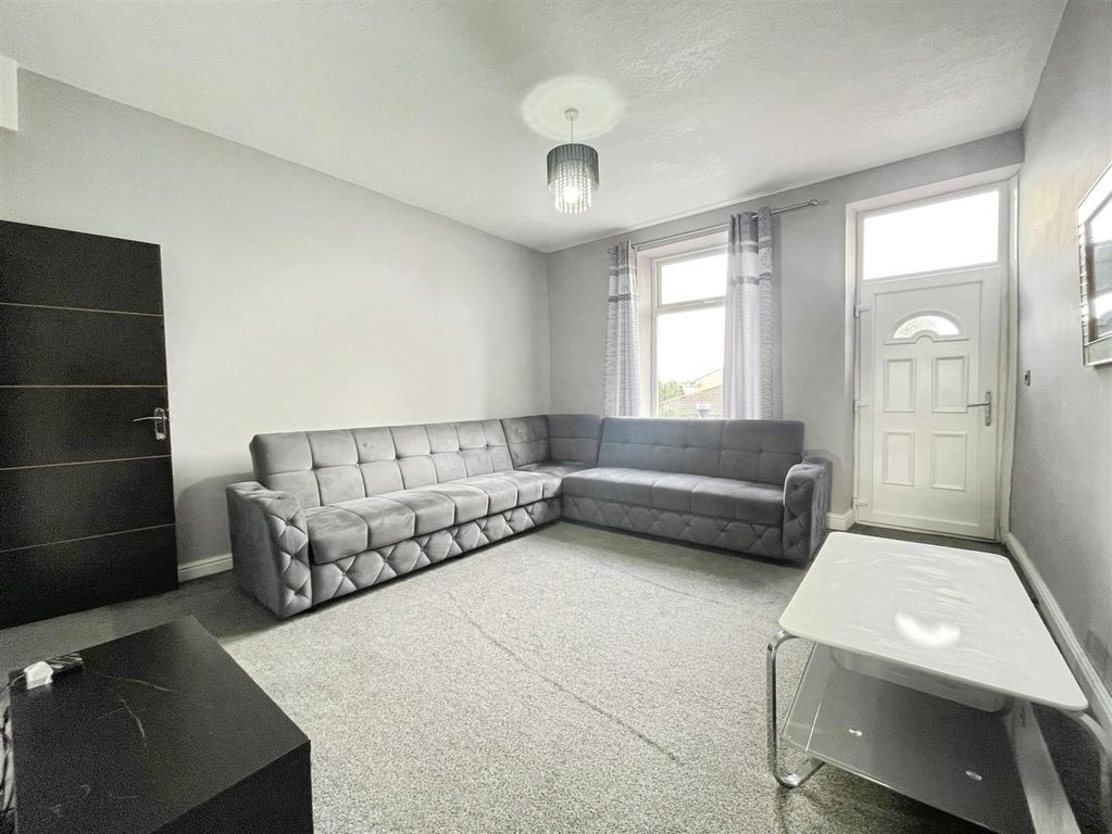 Property photo 2 of 18 Lounge