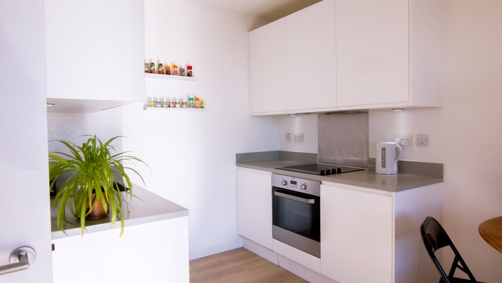 Property photo 2 of 19 02_Int_32_Kitchen