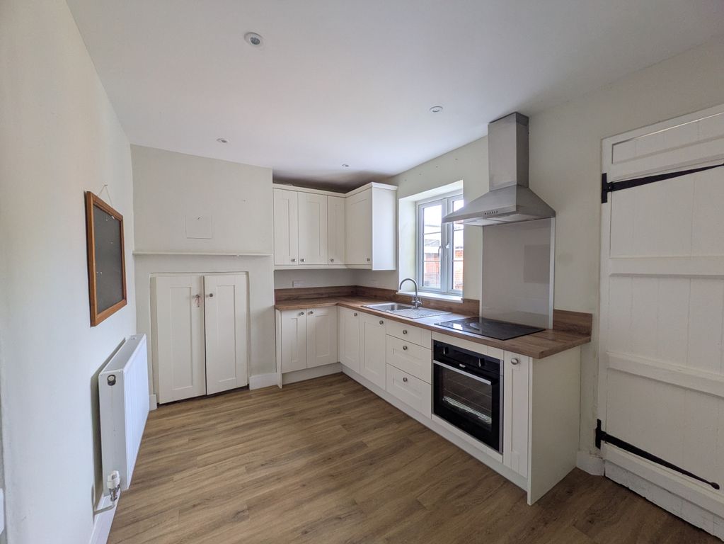 Property photo 3 of 11 Kitchen