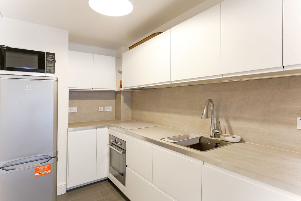 Property photo 3 of 10 Kitchen