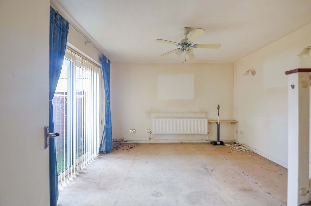 Property photo 2 of 13 Lounge (2).Jpg