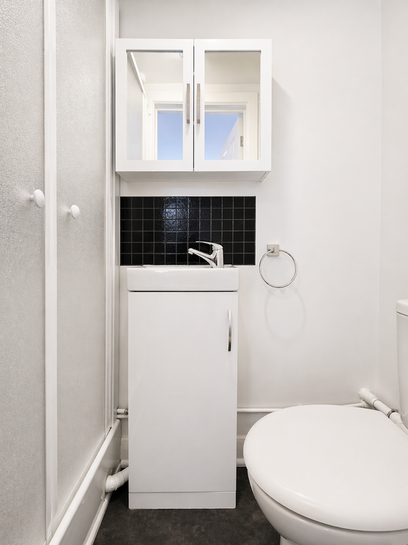 Property photo 3 of 3 Room 1 - En Suite - 320 Hagden Lane