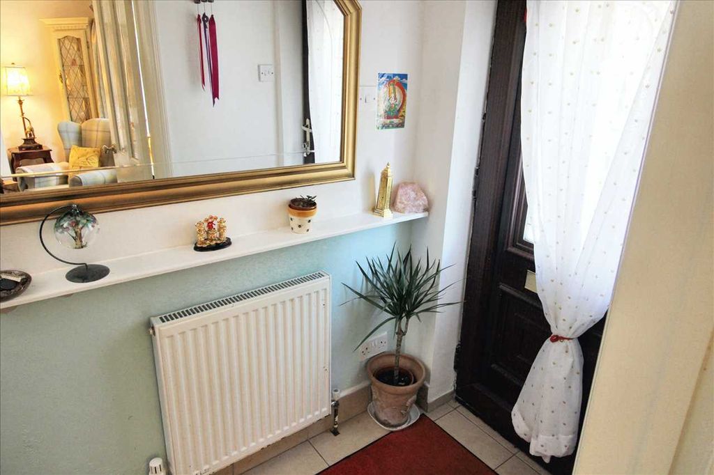 Property photo 2 of 23 Entrance Hall