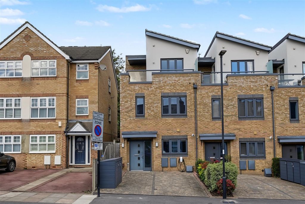Property photo 1 of 23 16 Vicars Moor Lane, London N21 2Qj-No Watermark-0