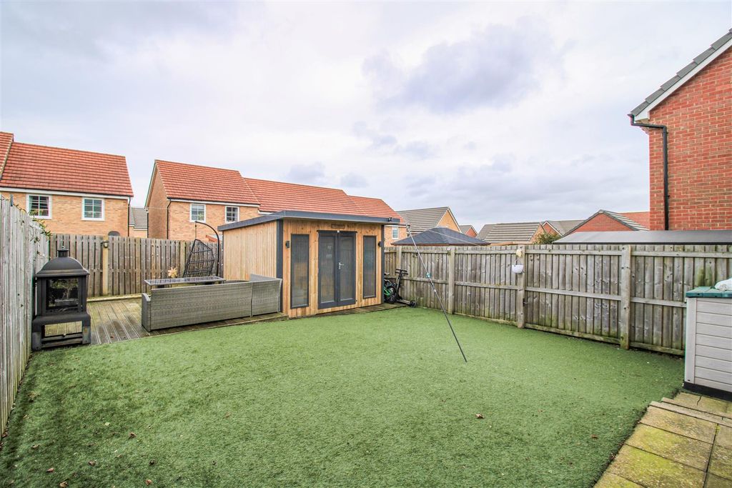 Property photo 2 of 11 Outside