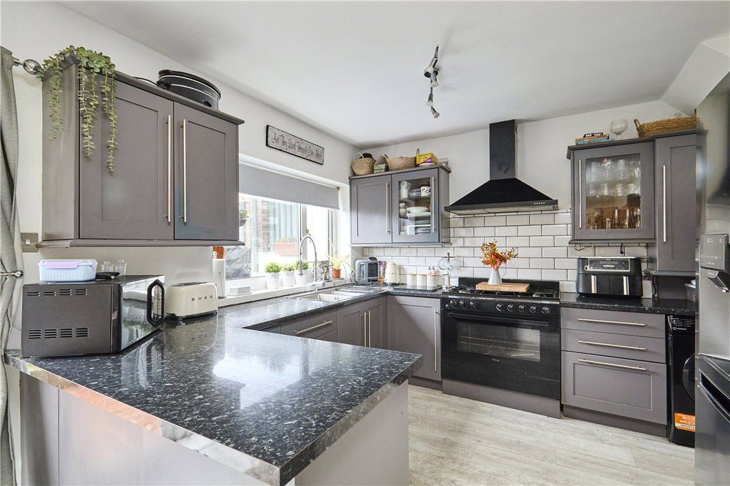 Property photo 3 of 19 Kitchen