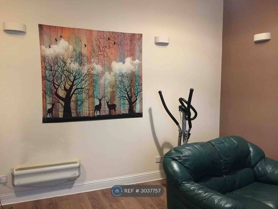 Property photo 3 of 7 Living Space 2/2
