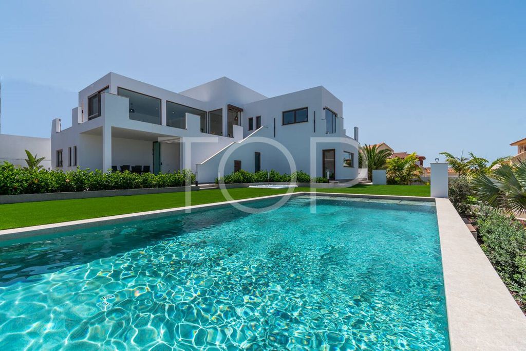 Property photo 1 of 42 Magnificent Contemporary Villa With Heated Pool And Tropical Garden In Playa Paraíso